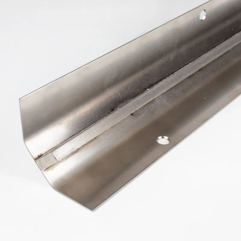 Cornière angle intérieur escalier | hauteur: 8 – 12 mm | inox mat | à visser